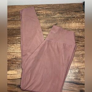 Alphalete Amplify Leggings – Washed Rose / Mineral Wash 💖
Medium | High Rise